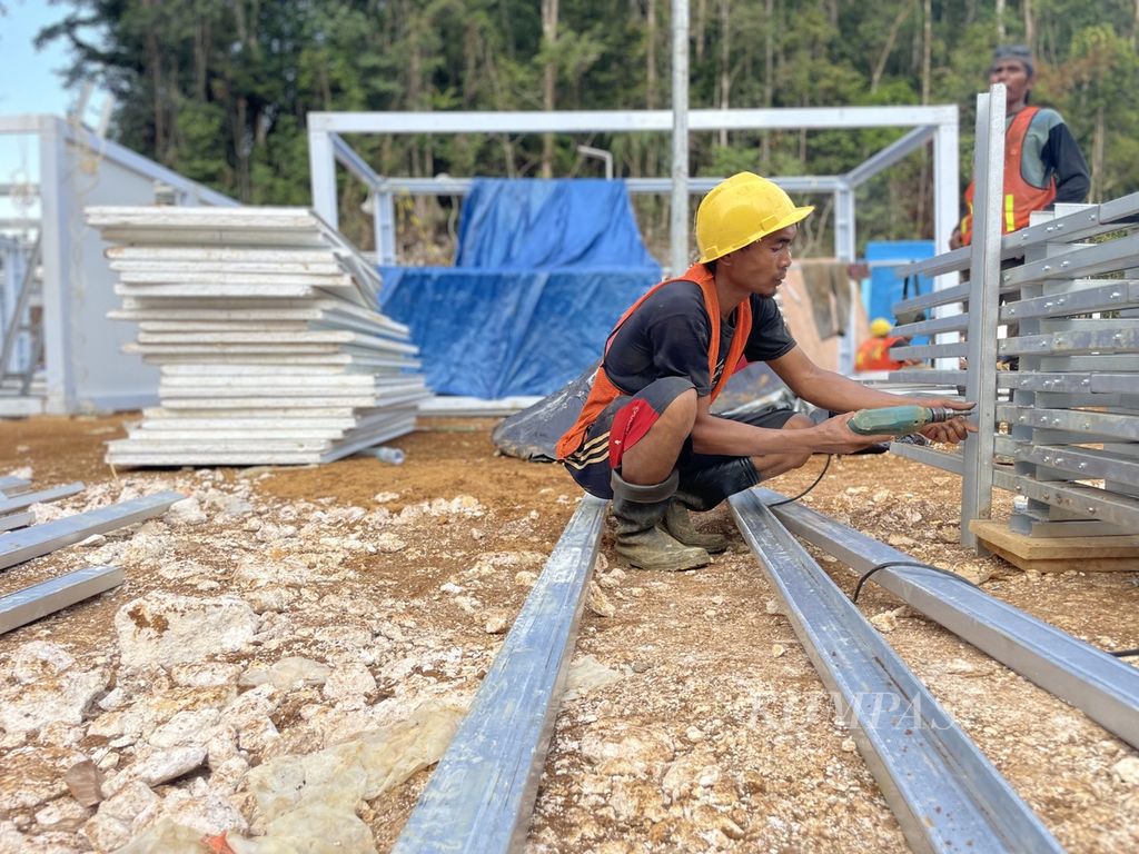 Aktivitas pengerjaan konstruksi awal di kawasan industri pupuk Fakfak di Distrik Arguni, Kabupaten Fakfak, Papua Barat, Sabtu (25/11/2023).