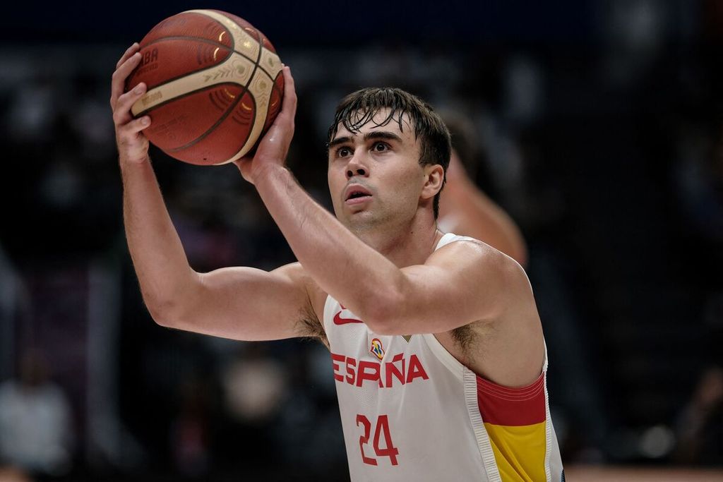 <i>Point guard</i> Spanyol, Juan Nunez, bersiap melepaskan lemparan bebas dalam pertandingan Grup G Piala Dunia FIBA 2023 di Indonesia Arena, Senayan, Jakarta, Sabtu (26/8/2023). 