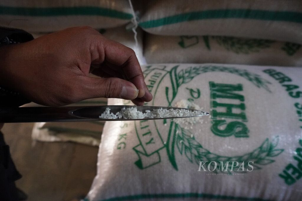 Pedagang beras sedang memeriksa kualitas butiran beras di Pasar Beras Martoloyo, Jumat (11/10/2019). Rata-rata perusahaan penggilingan beras di Pasar Beras Martoloyo menyuplai sekitar 10 ton beras per minggu kepada pedagang beras eceran.