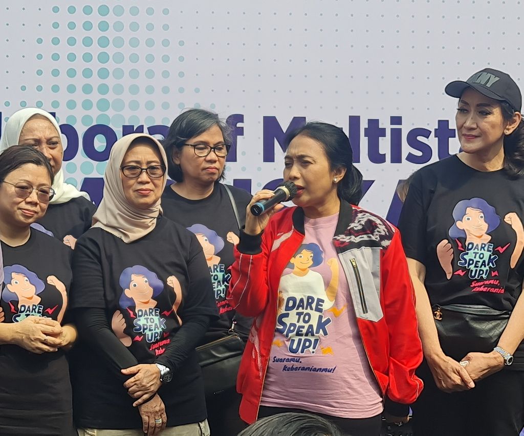 Menteri Pemberdayaan Perempuan dan Perlindungan Anak (PPPA) I Gusti Ayu Bintang Darmawati (kedua dari kanan) saat hadir pada Kampanye Penghapusan KDRT di Ruang Publik di lokasi bebas kendaraan bermotor sekitar Gelora Bung Karno, Jakarta, Minggu (15/10/2023).
