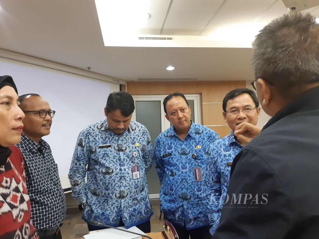 Pemimpin Komisi D DPRD DKI Jakarta dan Kepala Dinas SDA DKI Yusmada Faizal (kala itu sebagai Asisten Pembangunan dan Lingkungan Hidup DKI Jakarta) rapat kecil seusai pembahasan anggaran yang dihentikan di Komisi D DPRD DKI Jakarta, Senin (28/10/2019).