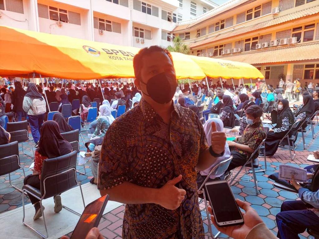 Wali Kota Tangerang Arief R Wismansyah ketika meninjau vaksinasi pelajar di Pusat Pemerintahan Kota Tangerang, Banten, Kamis (2/9/2021).