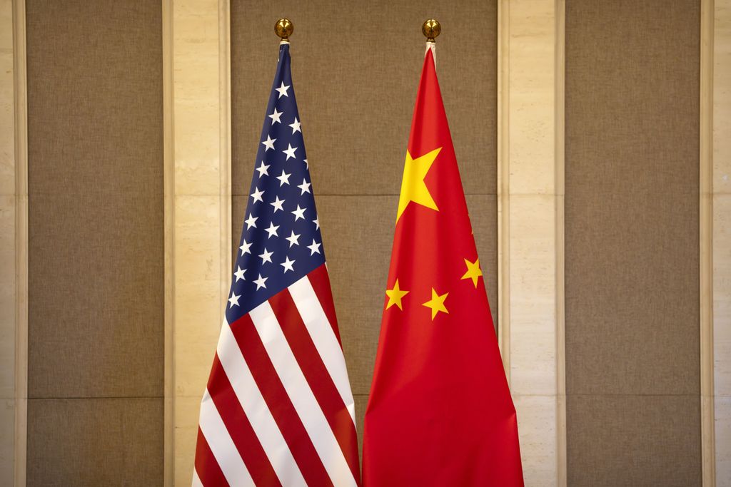 Bendera Amerika Serikat dan China dipajang menjelang pertemuan antara Menteri Keuangan AS Janet Yellen dan Wakil Perdana Menteri China He Lifeng di Wisma Tamu Negara Diaoyutai di Beijing, China, 8 Juli 2023. 