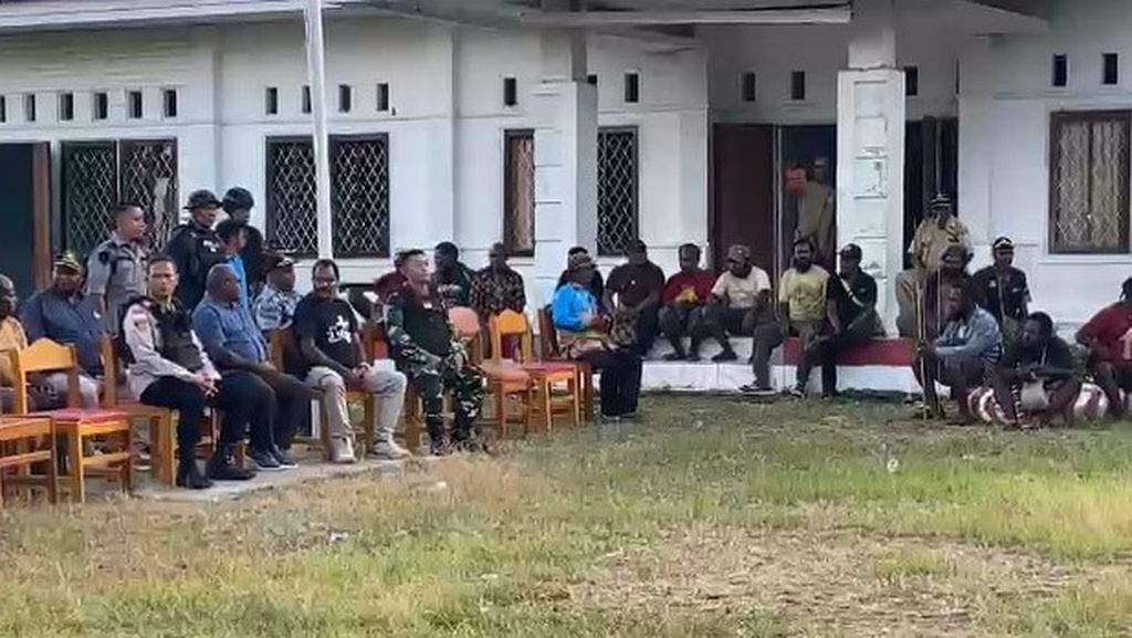 Pertemuan antara perwakilan Forum Komunikasi Pimpinan Daerah dan kelompok masyarakat yang bertikai di Kabupaten Nabire, Papua Tengah, Kamis (8/6/2023).