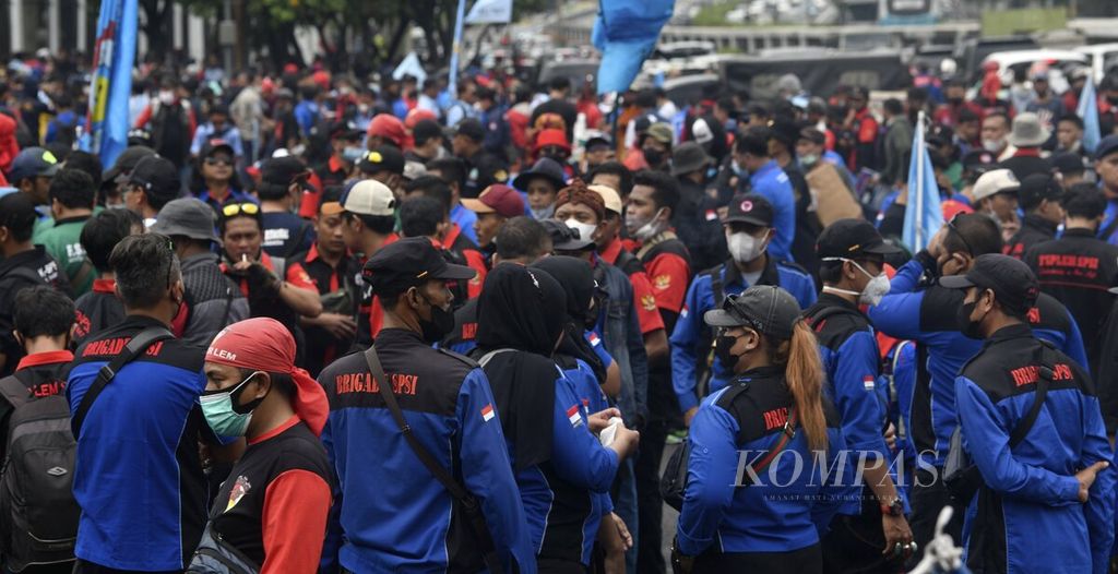  Workers who are members of the Federation of Metal Machine Electronic Workers Union of All Indonesia (FSP LEM SPSI) hold a demonstration against the Job Creation Law in front of the DPR Building, Senayan, Jakarta, Wednesday (26/1/2022).