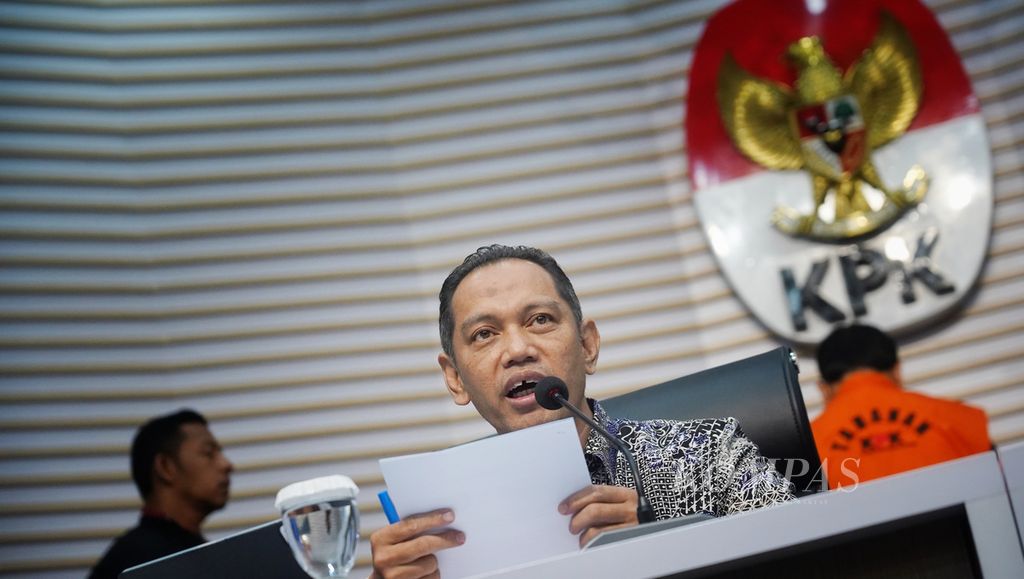 Wakil Ketua Komisi Pemberantasan Korupsi (KPK) Nurul Ghufron saat memimpin ekspose penahanan Bupati Labuhan Batu Erik Adtrada Ritonga bersama para tersangka lain yang ditangkap dalam OTT di Gedung Komisi Pemberantasan Korupsi (KPK), Jakarta, Jumat (12/1/2024). 
