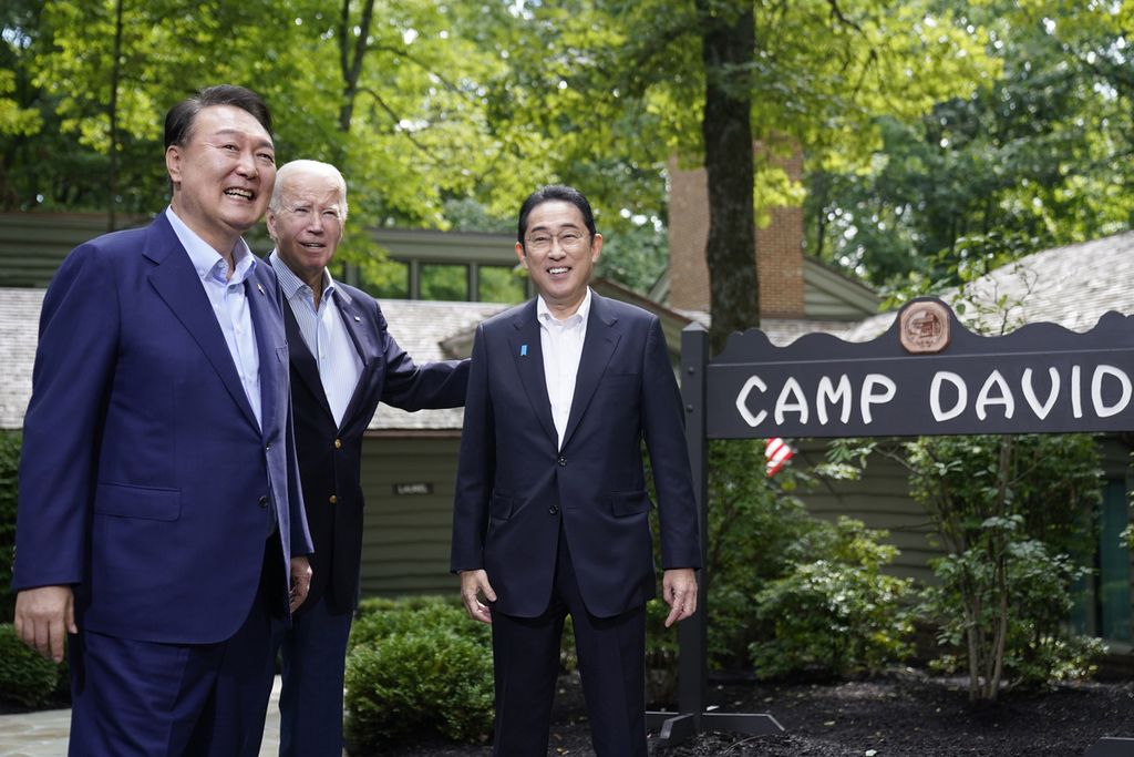 Presiden Korea Selatan Yoon Suk Yeol, Presiden Amerika Serikat Joe Biden, dan Perdana Menteri Jepang Fumio Kishida di sela-sela pertemuan di Camp David, AS, pada Jumat (18/8/2023). Pertemuan itu mengukuhkan aliansi pertahanan tiga negara tersebut.