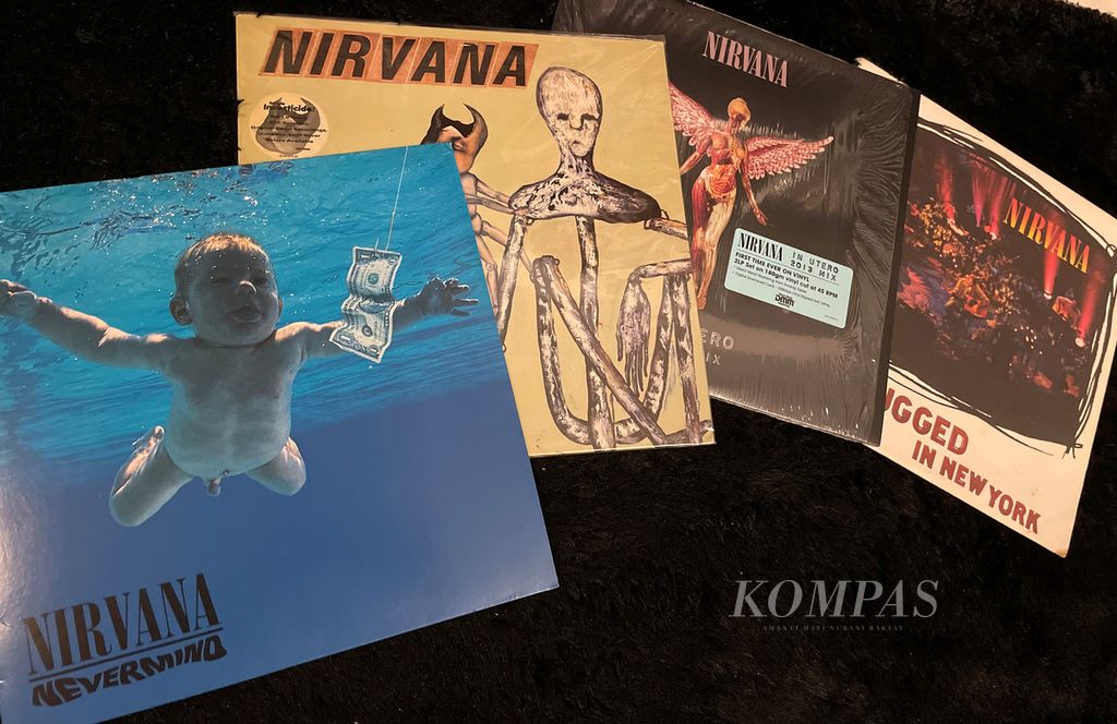 Beberapa album Nirvana, dari kiri ke kanan: <i>Nevermind</i> keluaran 1991, <i>Incesticide</i> (1992), <i>In Utero</i> (1993), dan <i>Nirvana MTV Unplugged in New York</i> (1994). Sepanjang tujuh tahun kariernya, band yang dibentuk Kurt Cobain dan Krist Novoselic ini menghasilkan tiga album studio serta sejumlah album <i>live</i> dan kompilasi.