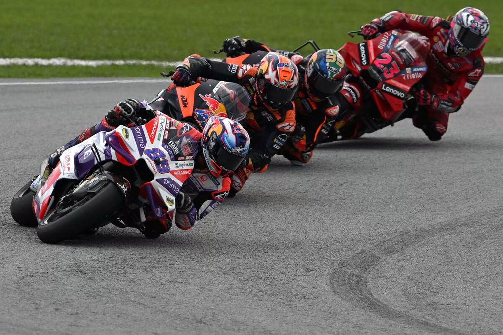 Pebalap Prima Pramac, Jorge Martin (depan), saat balapan sprint di MotoGP seri Malaysia, 11 November 2023. 
