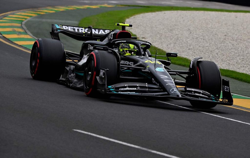 Pebalap Mercedes, Lewis Hamilton, memacu mobilnya pada kualifikasi balapan Formula 1 seri Australia di Sirkuit Melbourne Park, Sabtu (1/4/2023). Ia berada di peringkat ketiga pada kualifikasi itu.