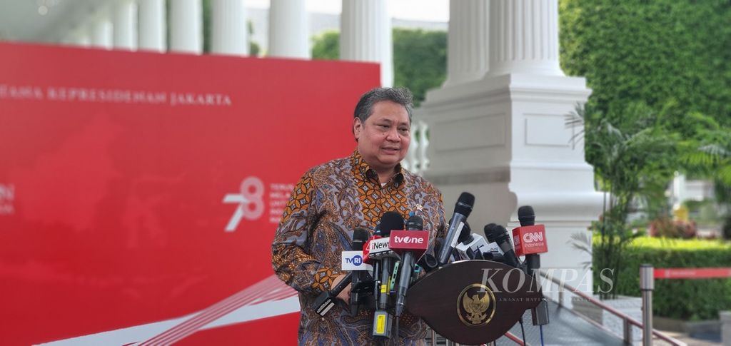 Menteri Koordinator Bidang Perekonomian Airlangga Hartarto menyampaikan rencana percepatan pembangunan jaringan gas rumah tangga yang dibahas dalam rapat tertutup di Istana Merdeka, Jakarta, Kamis (12/10/2023).