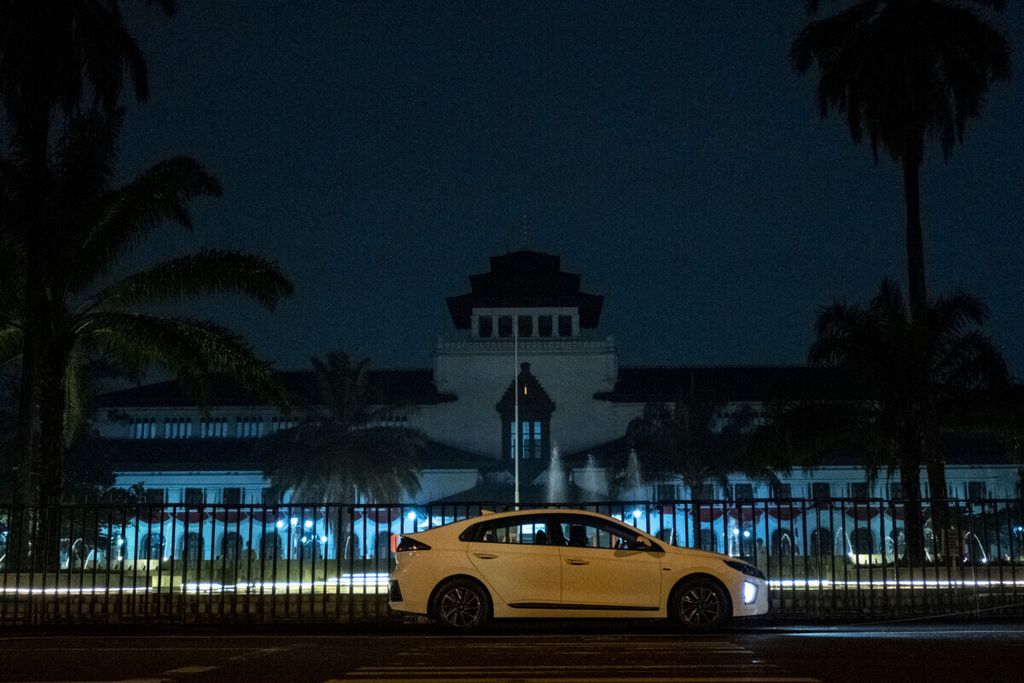 Hyundai Ioniq di depan Gedung Sate, Kota Bandung, Jawa Barat, Senin (4/8/2020).