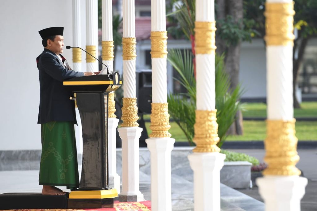 Shalat Idul Fitri di halaman Gedung Agung, Istana Kepresidenan Yogyakarta, pada 2 Mei 2022.