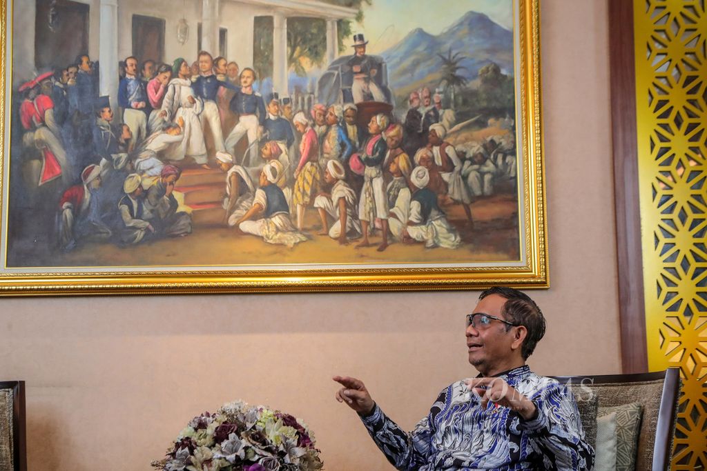 Menteri Koordinator Bidang Politik, Hukum, dan Keamanan (Menkopolhukam) Mahfud MD melakukan sesi wawancara di Gedung Kemenko Polhukam, Jakarta, Kamis (20/7/2023). 