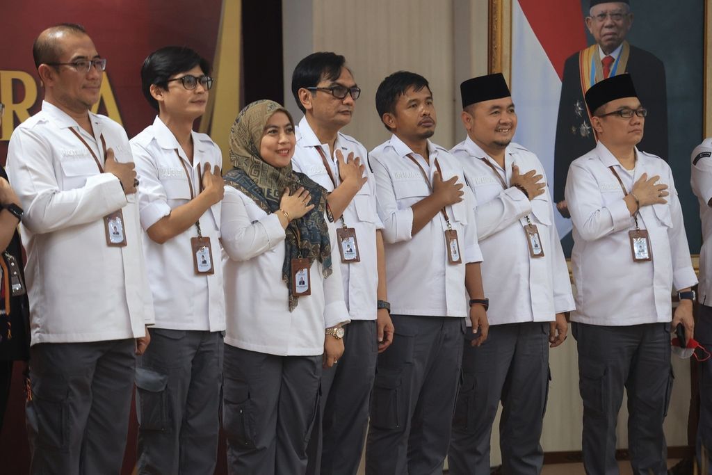 Ketua Komisi Pemilihan Umum Hasyim Asyari (kiri) bersama anggota KPU, (kiri ke kanan) August Mellaz, Betty Epsilon Idroos, Yulianto Sudrajat, Idham Holik, Mochamad Afifuddin, dan Parsadaan Harahap, berfoto bersama di sela-sela pendaftaran partai politik calon peserta Pemilu 2024 di gedung KPU, Jakarta, Kamis (11/8/2022).