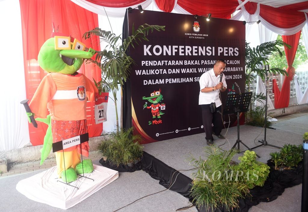 Petugas mengecek sistem suara di bawah tenda pendaftaran Pilkada 2024 di kantor KPU Surabaya, Jawa Timur, Rabu (4/9/2024). 