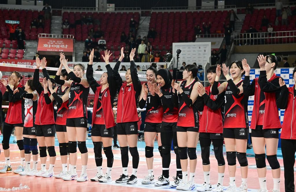 Pevoli Indonesia's Megawati Hangestri Pertiwi celebrated the joy of achieving victory with her team, Daejeon Jung Kwan Jang Red Sparks, in the fourth round of the sixth Korea Volleyball League, against GS Caltex KIXX Seoul at Chungmu Gymnasium, Daejeon, South Korea, on Thursday (7/3/2024).