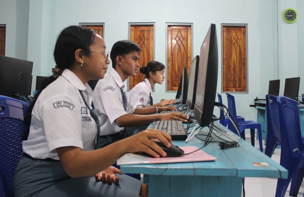 Siswa belajar di laboratorium multimedia Sekolah Menengah Atas (SMA) Negeri 5 Kota Kupang, Nusa Tenggara Timur, Senin (28/11/2022). Sekolah itu menerapkan Kurikulum Merdeka yang memberikan keleluasaan pada peserta didik untuk menentukan tema pembelajaran sesuai kompetensi yang diminati.