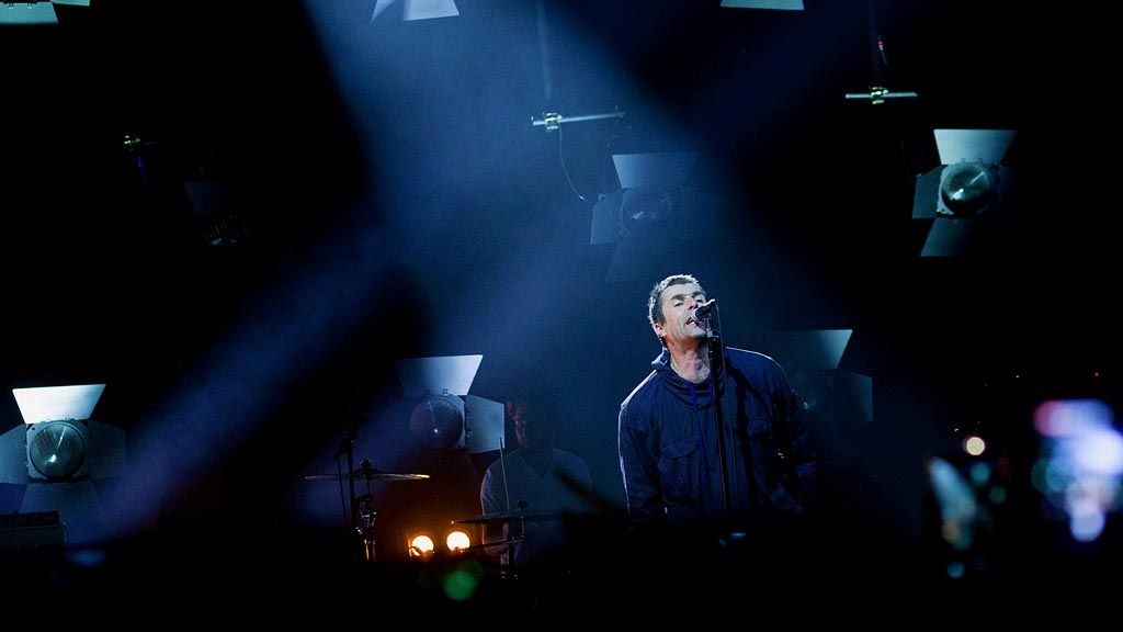 Penyanyi asal Manchester, Inggris, Liam Gallagher, saat tampil dalam konser tunggal di Gedung Ecovention, Ancol, Jakarta Utara, Minggu (14/1). 