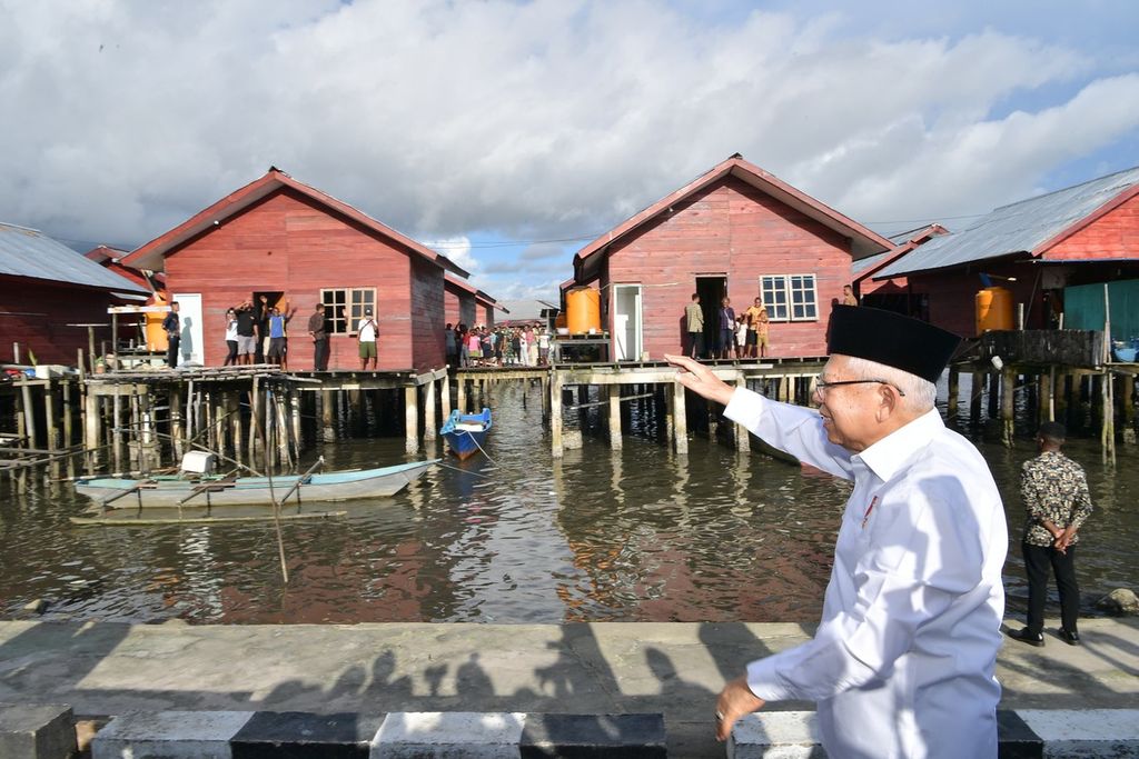 Wakil Presiden Ma'ruf Amin menyapa masyarakat yang tinggal di Kampung Nelayan Malawei, Distrik Manoi, Kota Sorong, Papua Badat Daya, Kamis (6/6/2024). 