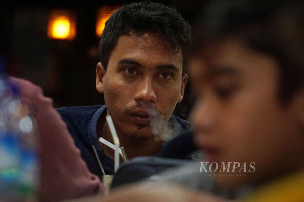 Para pengunjung warung kopi di Banda Aceh, Aceh sedang merokok, Sabtu (20/7/2019). Perokok pasif yang terpapar asap rokok dalam waktu lama berpotensi mengalami kanker paru, penyakit jantung, dan aterosklerotik.