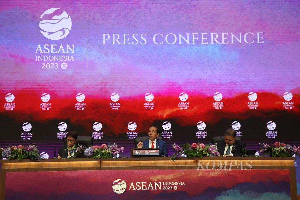 Presiden Joko Widodo didampingi Menteri Luar Negeri Retno Marsudi (kiri) dan Menko Perekonomian Airlangga Hartarto menyampaikan keterangan terkait pelaksanaan dan hasil-hasil dari KTT Ke-43 ASEAN di Jakarta, Kamis (7/9/2023).