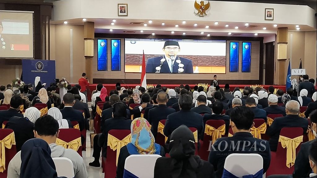 Rektor Universitas Brawijaya periode 2022-2027 Widodo memberikan sambutan saat pelantikan dirinya sebagai rektor baru di Gedung Samantha Krida, Universitas Brawijaya, Malang, Jawa Timur, Senin (27/6/2022).