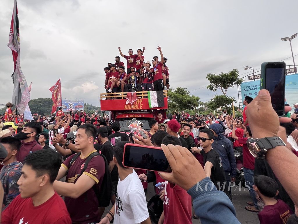 Supporter menyambut tim kesayangan di kawasan CPI, Kota Makassar, Senin (17/4/2023) sore. Atak-arakan dilakukan di sejumlah ruas jalan utama untuk merayakan kemenangan PSM Makassar dalam BRI Liga I musim 2022-2023.