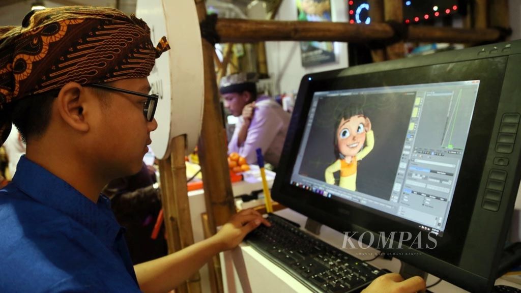 Siswa SMK 1 Ciomas, Bogor, Fachri Muzaki, membuat karakter untuk film animasinya saat pameran pendidikan dan kebudayaan rangkaian Rembuk Nasional Pendidikan dan Kebudayaan 2019 di Pusdiklat Kemdikbud, Depok, Jawa Barat, Rabu (13/2/2019). 