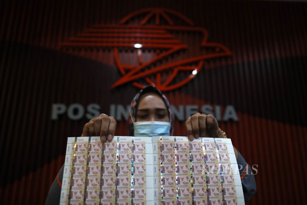 Petugas menunjukkan lembaran materai Rp 10.000 yang dijual di Kantor Pos, Pasar Baru, Jakarta, Senin (1/2/2021). Pemerintah secara resmi telah mengeluarkan meterai tempel baru Rp 10.000 yang sudah dapat dibeli masyarakat di Kantor Pos seluruh Indonesia. 