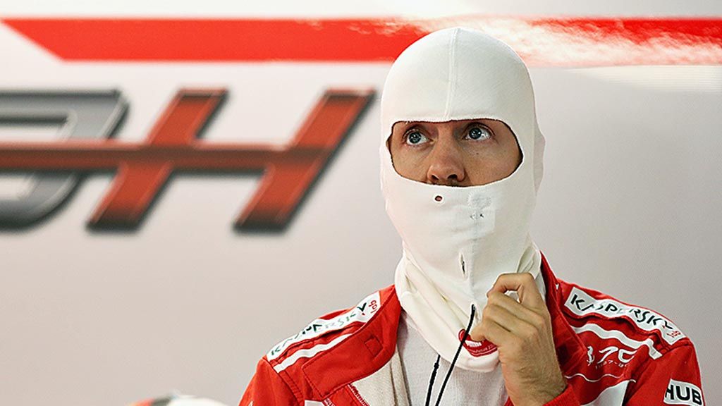 Pebalap Ferrari, Sebastian Vettel, bersiap untuk sesi latihan menjelang Grand Prix Jepang di Sirkuit Suzuka, Jumat (6/10). Vettel menyadari peluangnya untuk menjadi juara dunia Formula 1 musim ini sangat tipis setelah gagal finis di Suzuka.