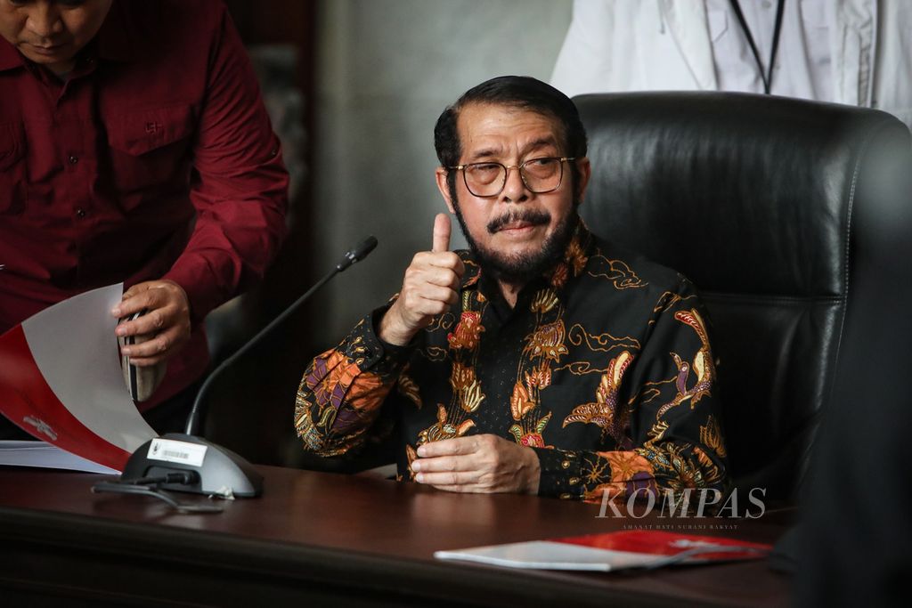 Mantan Ketua Mahkamah Konstitusi (MK) Anwar Usman mengacungkan jempol saat konferensi pers di Gedung MK, Jakarta, Rabu (8/11/2023). 