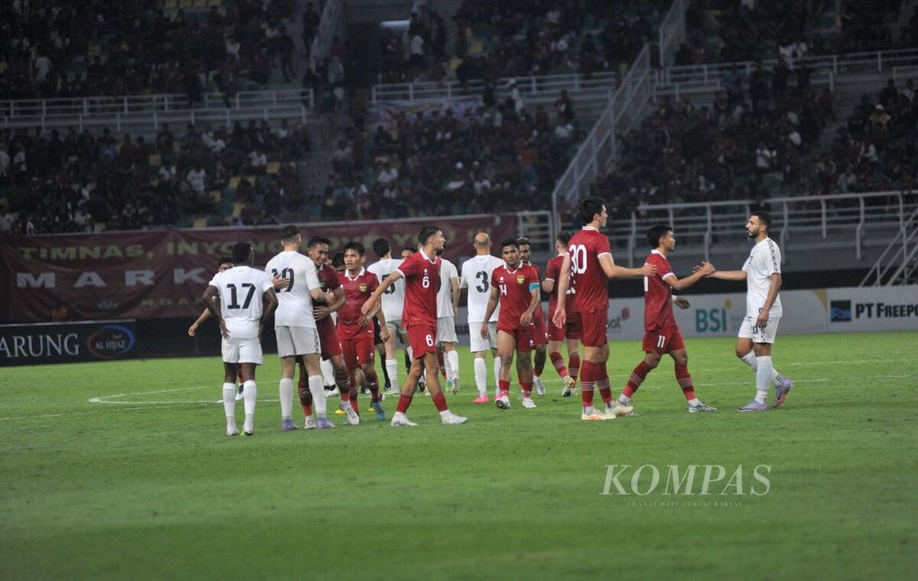 Pemain tim nasional Indonesia dan Palestina bersalaman usai laga persahabatan di Stadion Gelora Bung Tomo, Surabaya, Jawa Timur, Rabu (14/6/2023).
