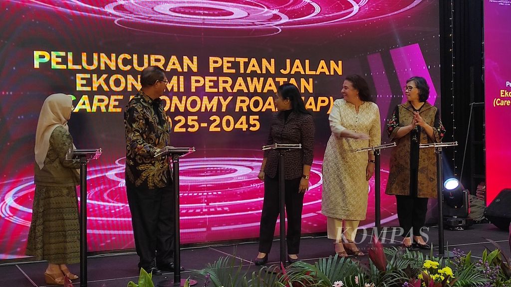 Menteri Pemberdayaan Perempuan dan Perlindungan Anak Bintang Puspayoga (tengah) ikut hadir dalam peluncuran dokumen Peta Jalan dan Rencana Aksi Nasional Ekonomi Perawatan untuk Dunia Kerja yang Transformatif Setara dan Adik Jender, Kamis (28/3/2024), di Jakarta.