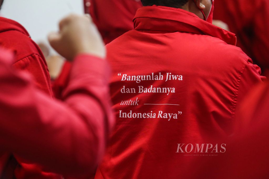 Tulisan motivasi tertulis di jaket kepala daerah yang mengikuti rapat koordinasi (rakor) kepala dan wakil kepala daerah dari PDI-P di Sekolah Partai PDI-P, Lenteng Agung, Jakarta, Kamis (16/6/2022). 