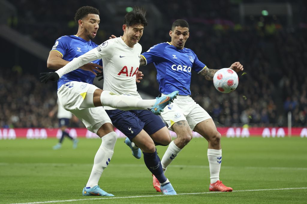 Penyerang Tottenham Hotspurs, Son Heung-min (tengah), dibayangi pemain Everton, Mason Holgate (kiri) dan Allan, dalam lanjutan Liga Inggris di Stadion Tottenham Hotspur, London, Inggris, Selasa (8/3/2022) dini hari WIB. 
