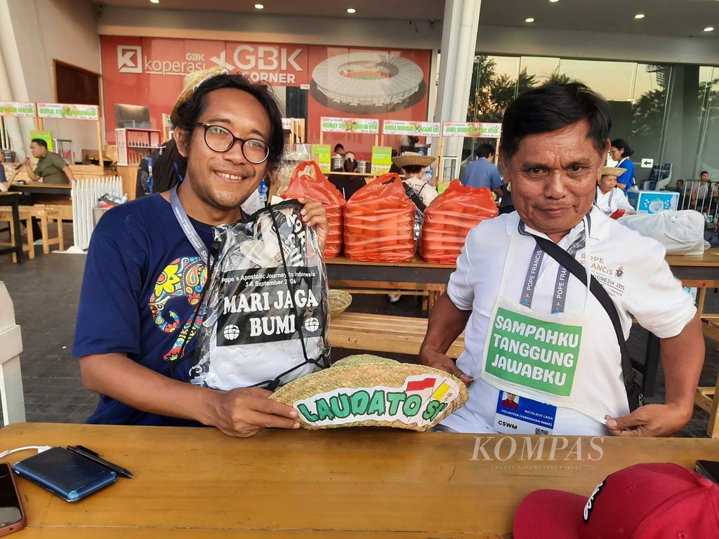 Koordinator Nasional Laudato Si Cyprianus Lilik (kiri) dan anggota Laudato Si, Nicolaus Laga, menunjukkan perangkat pendukung gerakan kebersihan yang dilakukan sebelum misa akbar bersama Paus Fransiskus di Gelora Bung Karno, Jakarta, Rabu (4/9/2024).