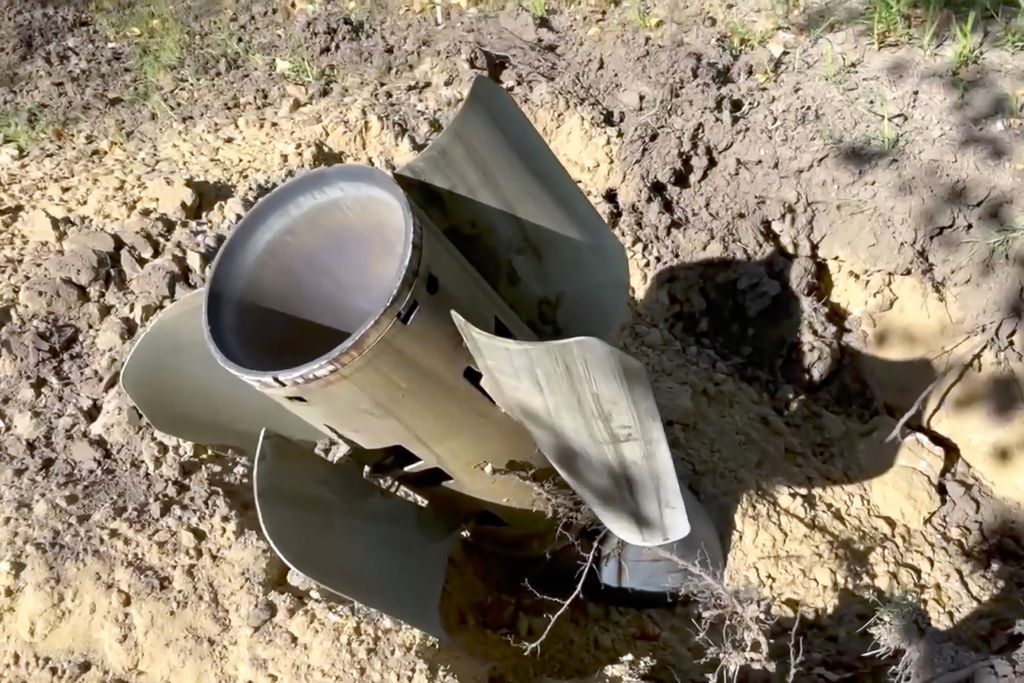 Foto yang dicuplik dari sebuah rekaman video Layanan Media Kementerian Pertahanan Rusia, 7 Agustus 2022, memperlihatkan bagian roket yang melesak ke tanah di sekitar lokasi penyimpanan bahan radioaktif di Pembangkit Listrik Tenaga Nuklir Zaporizhzhia.