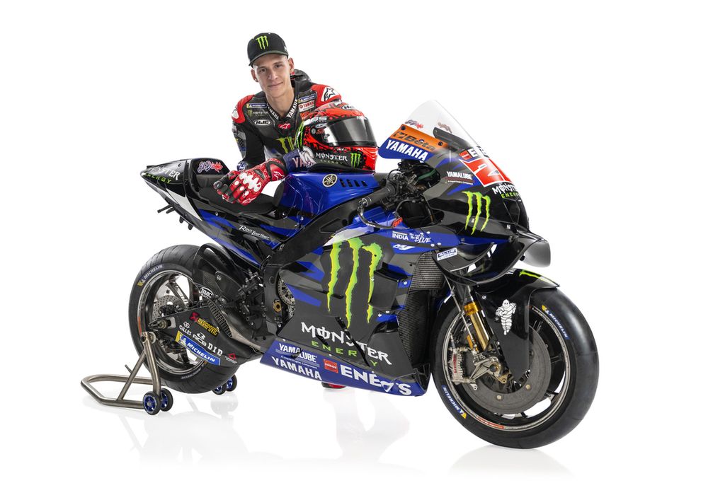 Fabio Quartararo berpose dengan YZR-M1 terbaru dalam peluncuran tim Monster Energy Yamaha untuk MotoGP 2024 di Sirkuit Sepang, Malaysia, Senin (5/2/2024). 