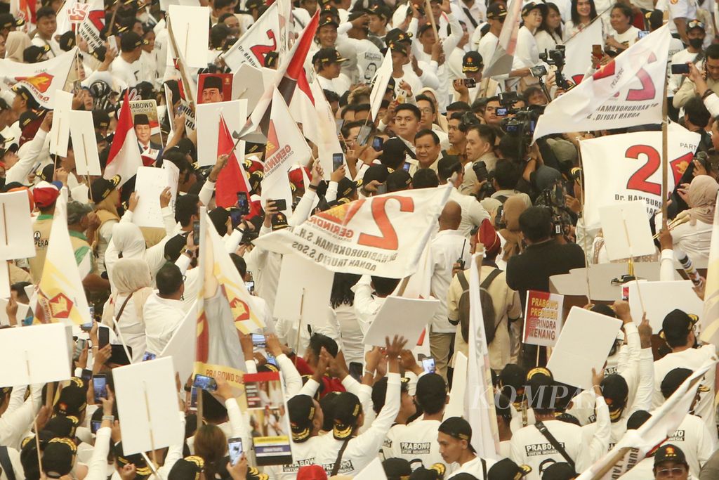 Ketua Umum Partai Gerindra Prabowo Subianto menyapa pendukungnya pada acara Konsolidasi Akbar Kader Partai Gerindra se-Jakarta Timur di Jakarta International Velodrome, Jakarta, Minggu (16/7/2023). 