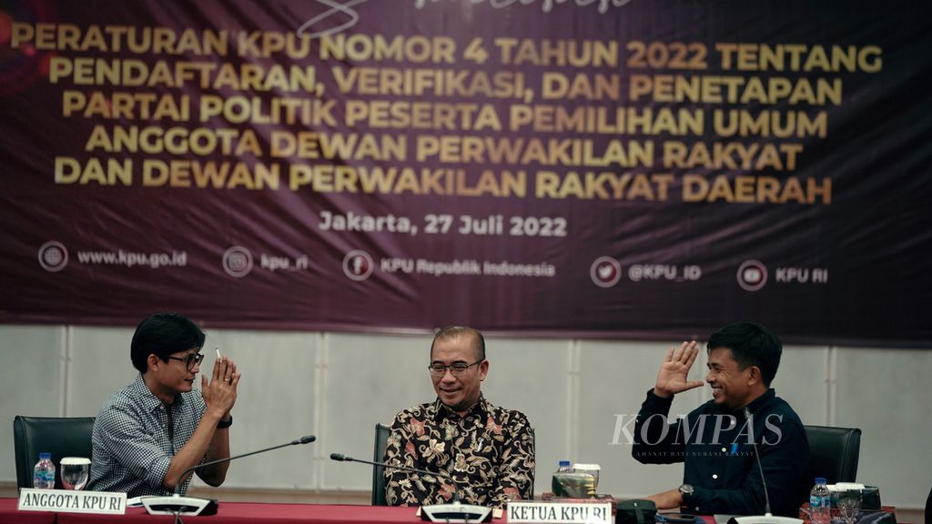 Ketua Komisi Pemilihan Umum (KPU) Hasyim Asyari (tengah) didampingi anggota KPU, August Mellaz (kiri) dan Idham Holik (kanan), dalam sosialisasi Peraturan KPU Nomor 4 Tahun 2022 kepada LSM, pegiat pemilu, komunitas, dan lembaga survei di Gedung KPU, Jakarta, Rabu (27/7/2022). 