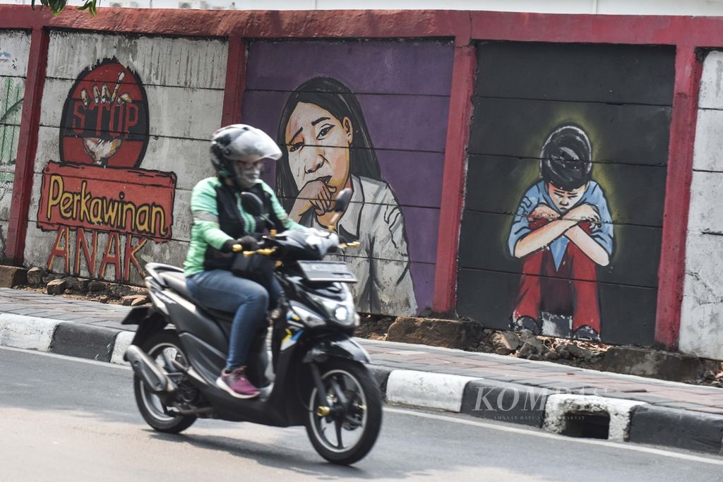 Mural bertemakan penolakan terhadap perkawinan anak menghiasi dinding tembok pembatas antara rel kereta api dan jalan raya di Jalan Bekasi Timur, Jakarta Timur, Sabtu (28/9/2019).