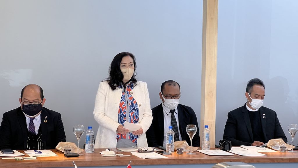 Konsul Jenderal RI di Osaka Diana Emilla Sari Sutikno memaparkan peluang investasi di Indonesia kepada perwakilan pengusaha di Provinsi Kagawa, Jepang, pada akhir Desember 2022. Sejumlah pengusaha dari beragam bidang usaha hadir dalam promosi itu