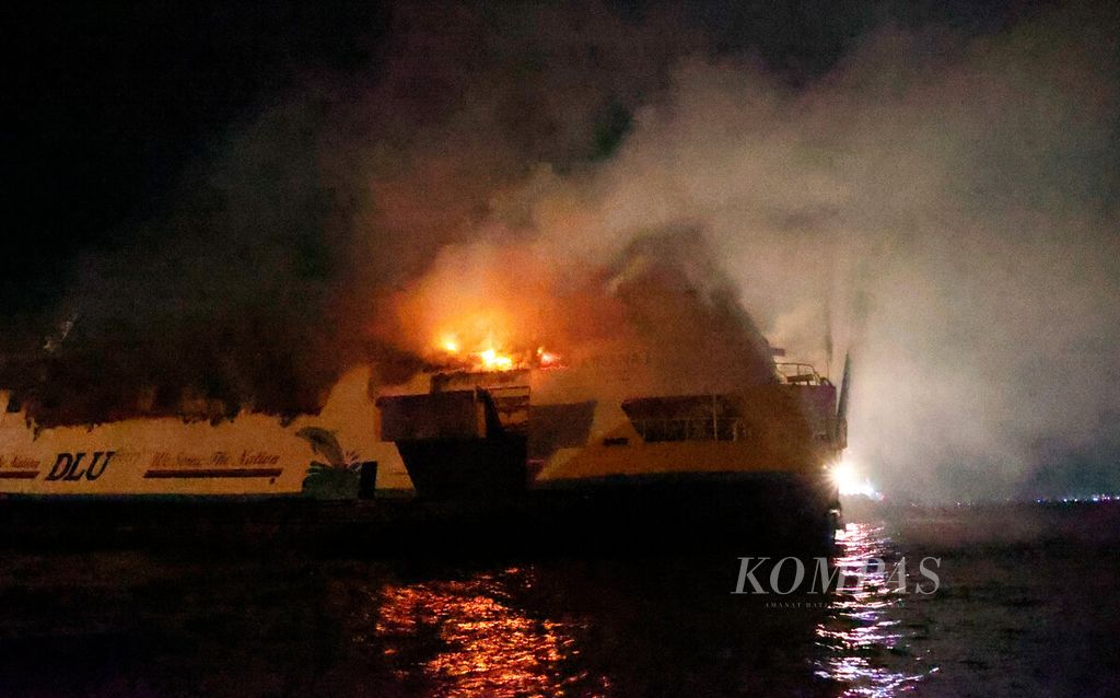 Kapal Motor Kirana 1 yang terbakar di perairan utara Semarang, Jawa Tengah, Minggu (11/8/2024). 