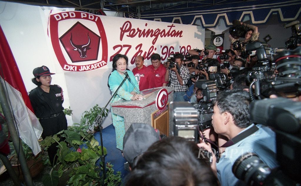 Ketua Umum PDI Perjuangan, Megawati Soekarnoputri, Senin (27/7/1998), mendapat sambutan sangat meriah dari sekitar 15.000 pendukungnya saat memberikan kata sambutan pada peringatan dua tahun Peringatan Tragedi 27 Juli di kediamannya di Kebagusan, Jakarta Selatan.