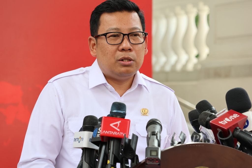 Head of the National Food Agency, Arief Prasetyo Adi announced an increase in the selling price of medium rice and corn at the Presidential Palace Complex in Jakarta on Wednesday, April 24, 2024. Previously, Arief reported the food condition to President Joko Widodo at the Merdeka Palace, Jakarta.
