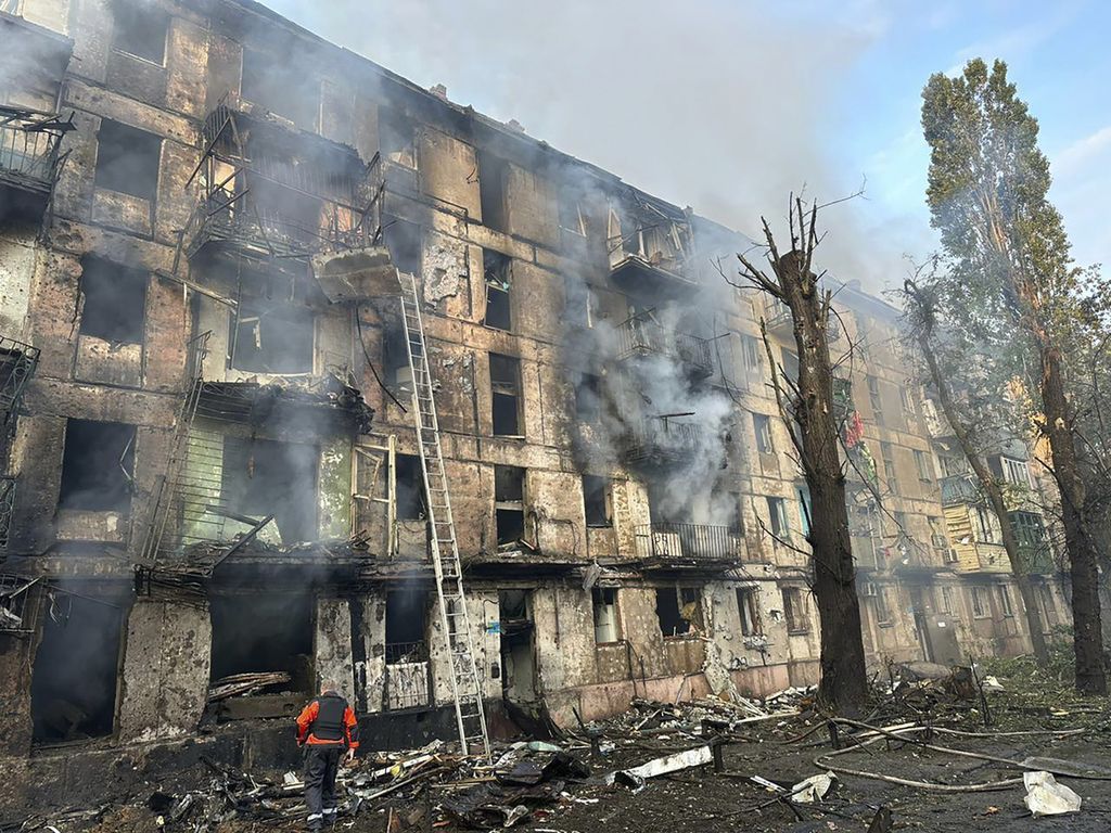 Foto yang dirilis oleh pemerintah wIlayah Dnipro memperlihatkan petugas pemadam kebakaran Ukraina memadamkan api di sebuah apartemen setelah sebuah roket Rusia menghantam bangunan ini, 13 Juni 2023. Rusia melancarkan serangan baru merespons serangan balik Ukraina.