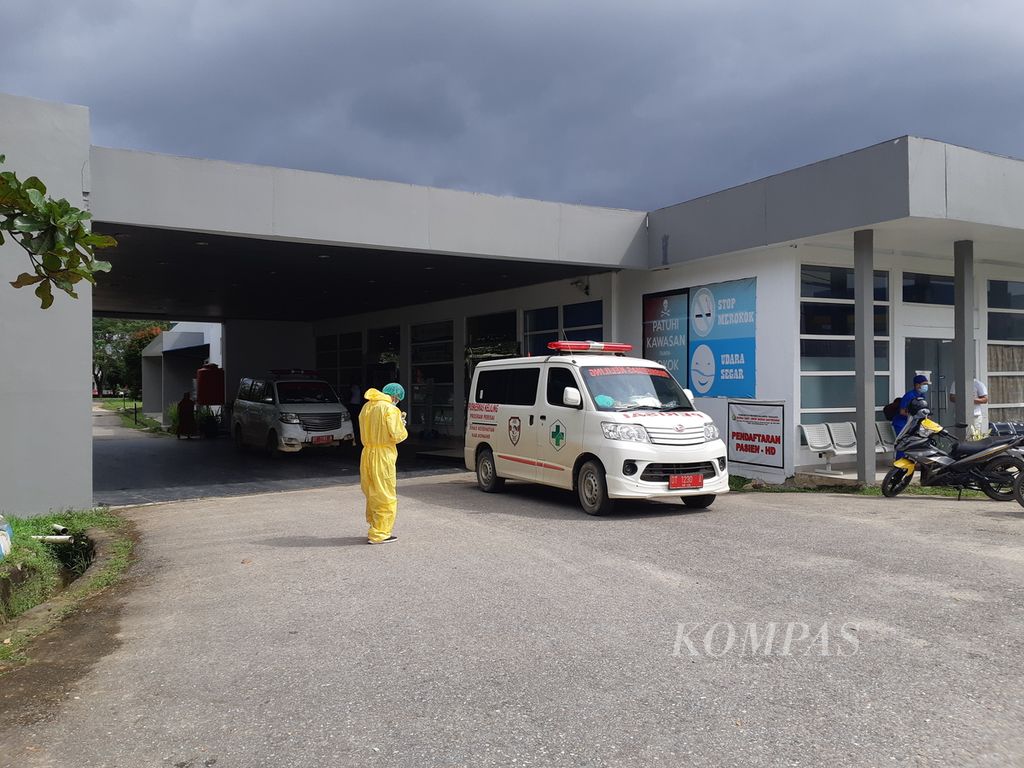 Petugas memakai alat pelindung diri lengkap setelah mengantar pasien di RSUD Bahteramas Kendari, Sulawesi Tenggara, Rabu (22/7/2020). Rumah sakit ini menjadi rujukan pemerintah pusat untuk penanganan Covid-19 di wilayah ini.
