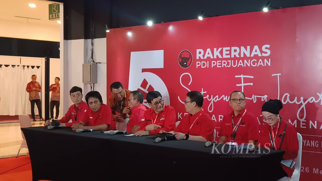 Chairman of the Central Executive Board of the PDI-P, Djarot Saiful Hidayat (in the center) and Ahmad Basarah (third from the right) had a discussion prior to the press conference to open the PDI-P's 5th National Conference at Beach City International Stadium, Ancol, Jakarta on Friday, May 24th, 2024.
