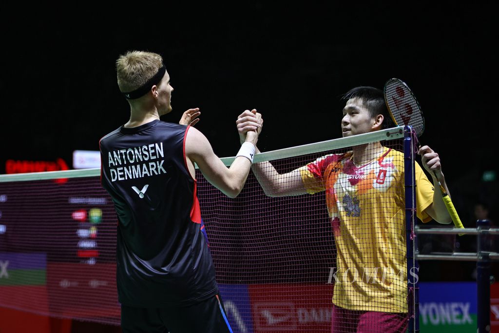 Indonesian badminton player Anders Antonsen (left), shook hands with Thai badminton player Kunlavut Vitidsarn after competing in the semi-finals of the 2024 Indonesia Masters at the Istora Gelora Bung Karno, Jakarta, on Saturday (27/1/2024). Indonesia will face Thailand in the second match of Group C of the Thomas Cup preliminary round on Monday (29/4/2024).